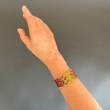 Brazalete Telar Dorado Medio Difuminado Rojo